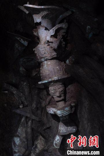 多彩貴州網(wǎng) 三星堆遺址青銅頂尊人像亮相 系世界首次發(fā)現(xiàn)人與尊組合的大型青銅器